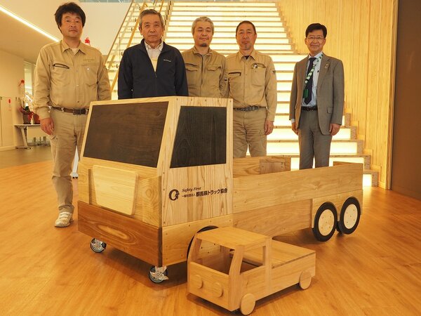 群馬県トラック協会様へ木製大型トラックを納品しました。