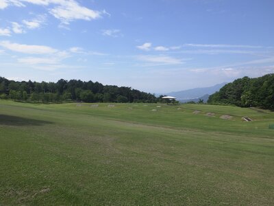 R07_06_30　約3ヘクタールの芝が自慢の森の広場から晴れた日には富士山が見えます。刈り込まれた芝に寝転び空を見上げる壮快さ。時々動物の糞があるのは豊かな自然のご愛敬。