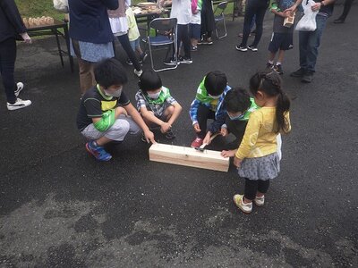 R04 _08_06「夏の森林づくり」では、カンナ掛けとクギ打ちの体験コーナーを設けたところ、クギ打ちでは、一人で何本も打って楽しんでいました。カンナ掛けでは、削ったヒノキのカンナくずのいい香りを楽しんで、持ち帰る方もいらっしゃいまいした。
