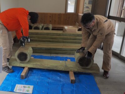 R08_04_23_アンケートにてご要望がありました木製ベンチを組み立て、園内に6基設置しました。