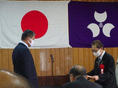 R2.12.2_第51回群馬県優良素材品評会が開催され、群馬県森林組合連合会八木原会長から外山組合長へ優良賞が授与されました。