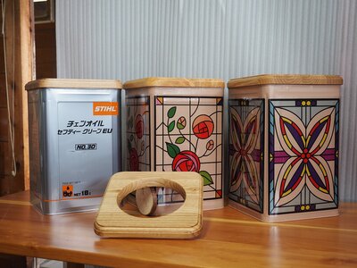03_05_14 廃棄されるチェンソー用オイル一斗缶と木工端材を利用したゴミ箱です。ノーマル（左2，000円）と塗装シール仕上げ（中、右2,500円）です。田園プラザ川場のみみずく工房で販売中。