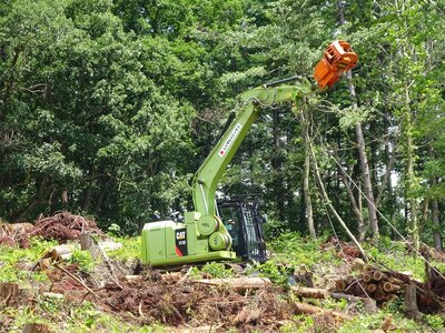 R3.07.14 今後は、架線集材が必要な現場が増えることから、当組合では、初めてスイングヤーダをリースし、作業研修を行いました。