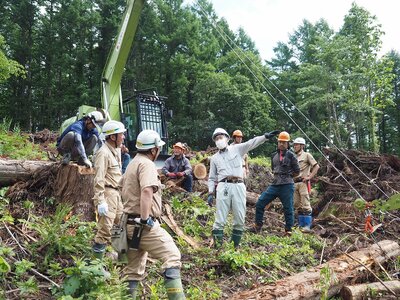 R3.07.14 当日は、講師に県庁OBの綿貫氏をお迎えしました。丁寧なご指導のおかげで、順調に集材することができました。