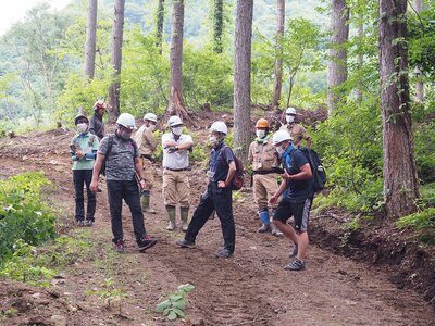 R3.07.30 利根中学校の先生が、伐採作業現場を見学されました。今秋には、生徒さんの現場見学も予定されています。