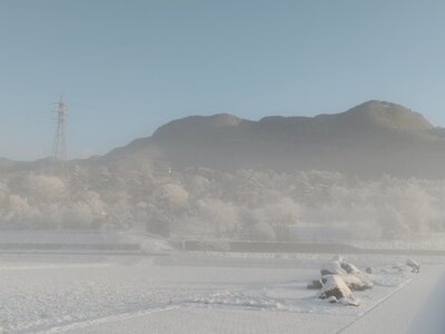 R04_02_16 今年の冬は、寒さも厳しく、雪も毎日のように積もります。ある意味大雪の年。立春が過ぎてもまだまだ真冬。今朝の三峰山周辺は、青空とキリと着雪した木々によりめったに見られない幻想的な風景でした。