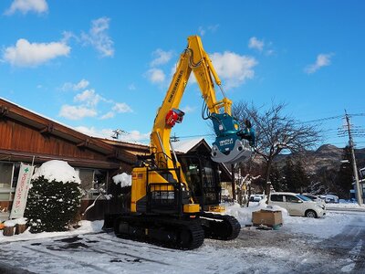 R04_01_05新年早々ですが、グラップルソーが納品されました。安全祈願のお祓いを行い、「作業初め」を兼ね「動作確認」を行いました。何より作業の安全向上を願うものです。ご協力いただいた皆様に感謝申し上げます。