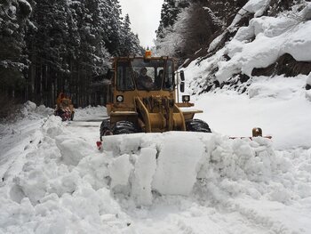 R04_03_24川場村側から森林公園へ向かう門前線の除雪作業。