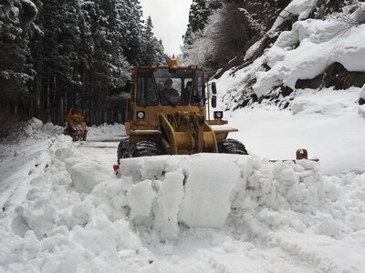 R04_03_24川場村側から森林公園へ向かう門前線の除雪作業。