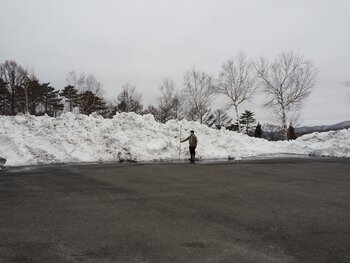 R04_03_29第一駐車場も限界まで除雪しましたが、駐車スペースは、通常の半分程度です。除雪による雪山は、もろくて崩れやすいので、雪山から離して駐車してください。また、駐車場や道路での雪遊びは、危険ですので、おやめくださいますようお願いします。