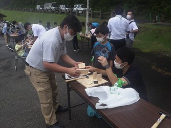 R04_08_06コープぐんま様主催の「夏の森林づくり」事業のお手伝いをさせていただきました。県内各所から参加されたご家族が、木工工作やクギ打ち、カンナ掛けの体験をされました。