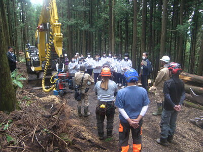 R05_10_05 利根中学校3年生の皆さんが課外特別授業「森に学ぶ」にて、利根町輪組の林業作業現場を訪れ高性能林業機械やチェンソーによる間伐作業を見学されました。