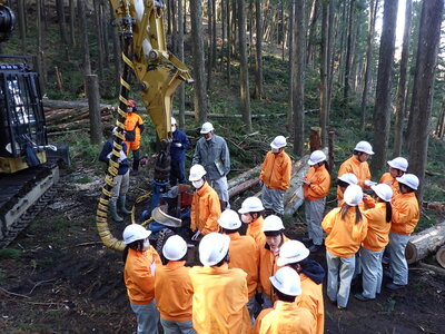 R05_12_13 県立利根実業高校森林科学コースの生徒さんが沼田市白沢町の林業作業現場へ高性能林業機械やチェンソーによる伐倒作業の見学に訪れました。