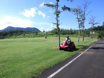R07_08_26　秋の行楽シーズンに向け、芝の手入れ中・・・皆様のご来園お待ちしています。